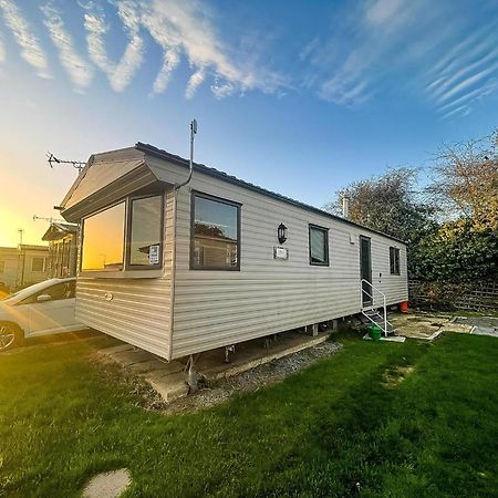 Homely 6 Berth Caravan At Steeple Bay In Essex Ref 36017D Southminster Exterior foto