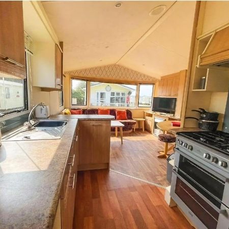 Homely 6 Berth Caravan At Steeple Bay In Essex Ref 36017D Southminster Exterior foto
