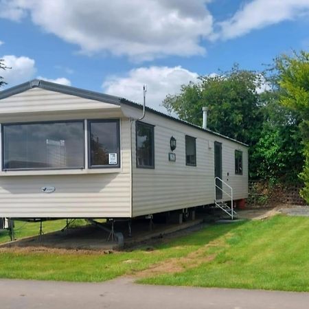 Homely 6 Berth Caravan At Steeple Bay In Essex Ref 36017D Southminster Exterior foto