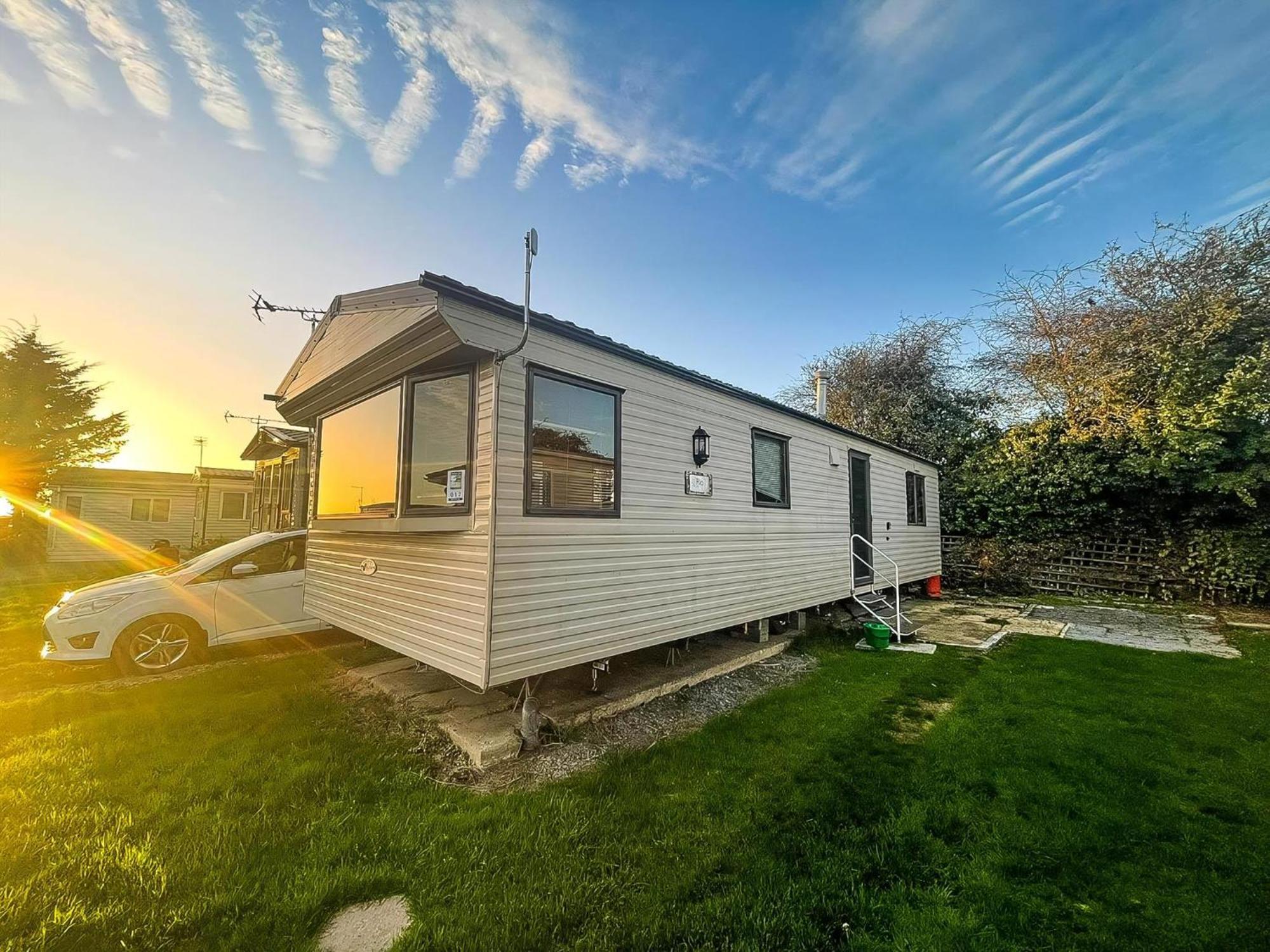 Homely 6 Berth Caravan At Steeple Bay In Essex Ref 36017D Southminster Exterior foto