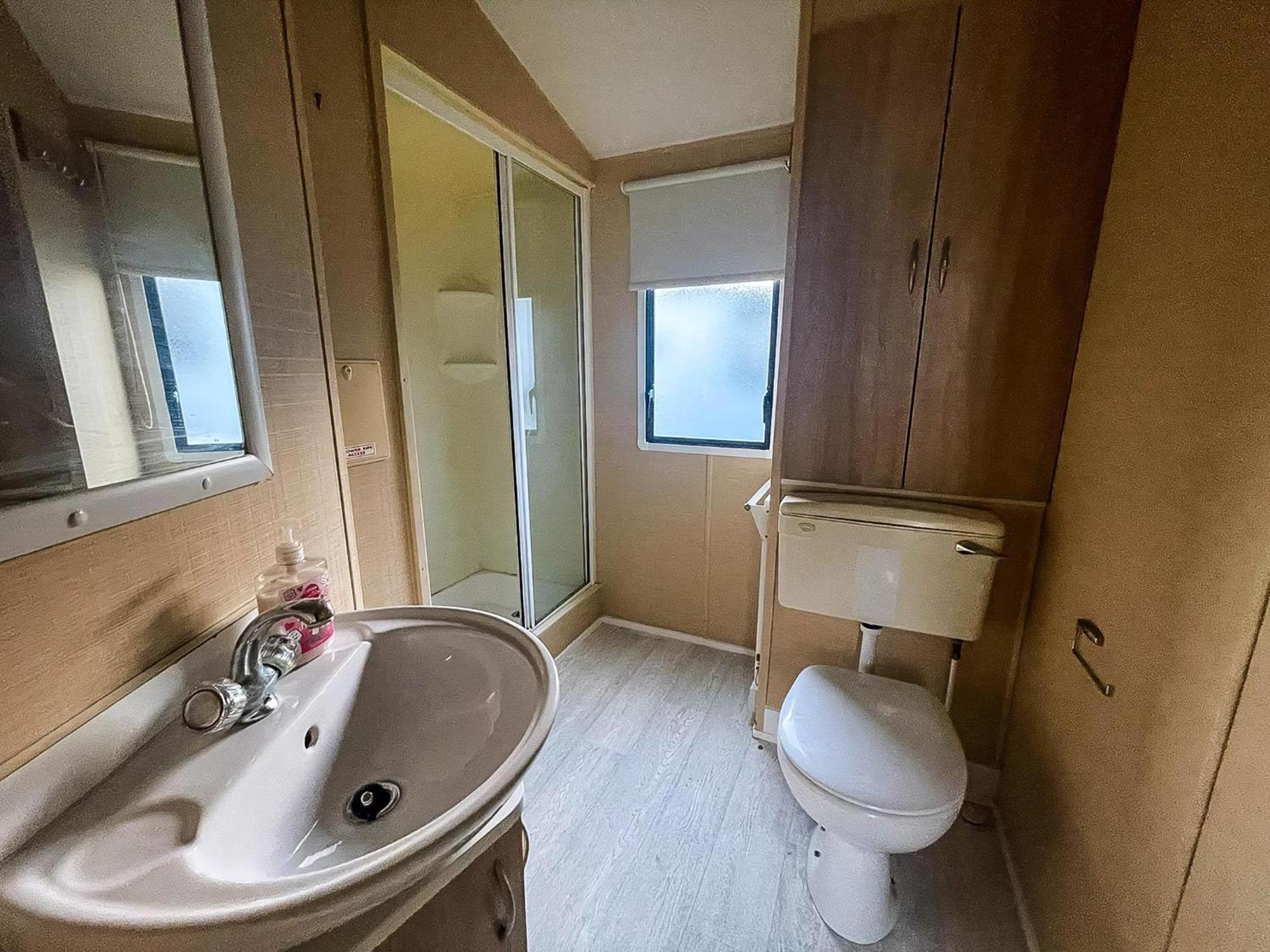 Homely 6 Berth Caravan At Steeple Bay In Essex Ref 36017D Southminster Exterior foto