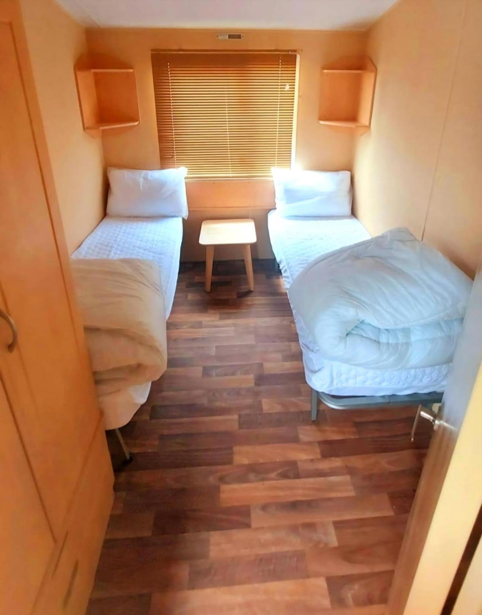 Homely 6 Berth Caravan At Steeple Bay In Essex Ref 36017D Southminster Exterior foto