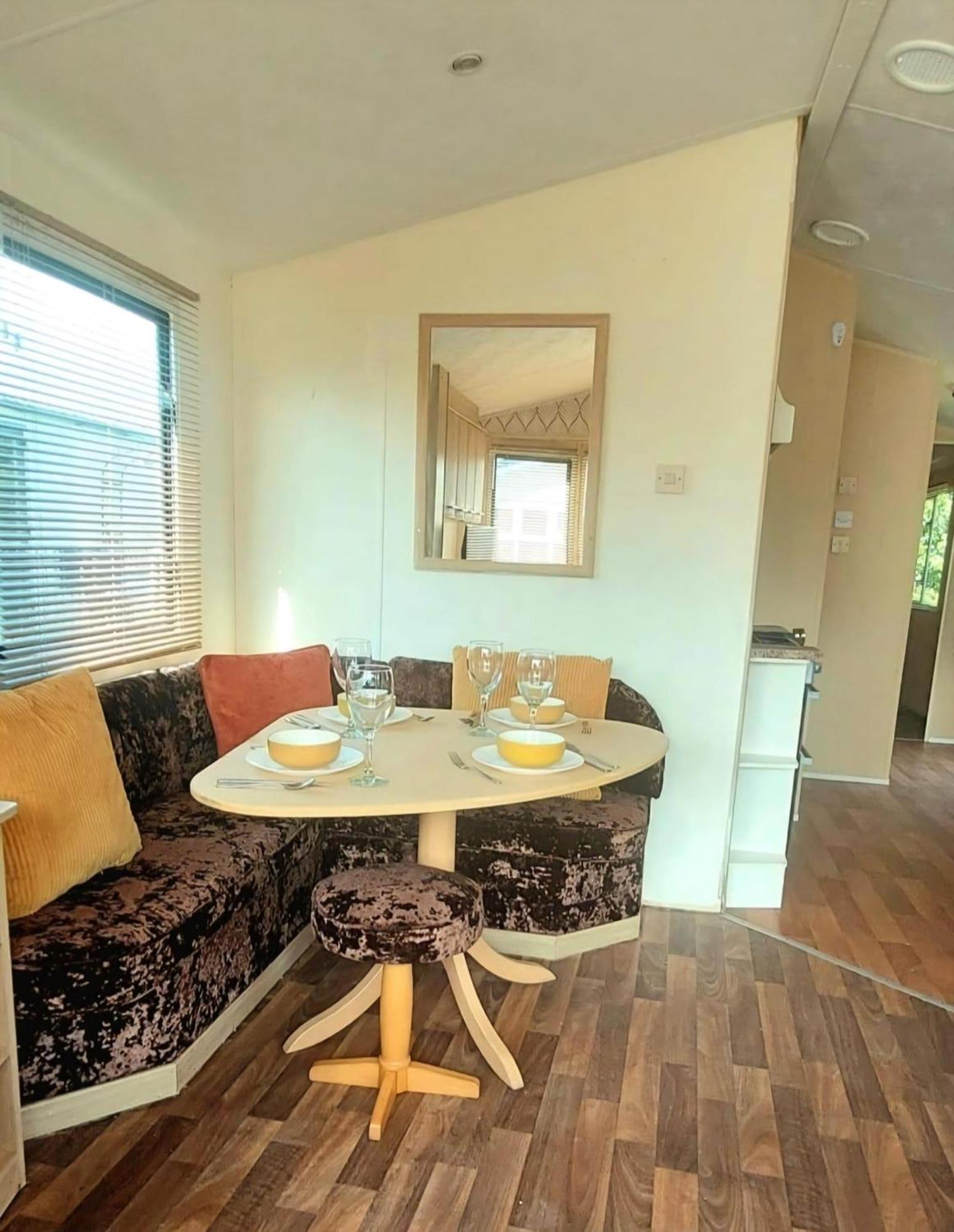 Homely 6 Berth Caravan At Steeple Bay In Essex Ref 36017D Southminster Exterior foto