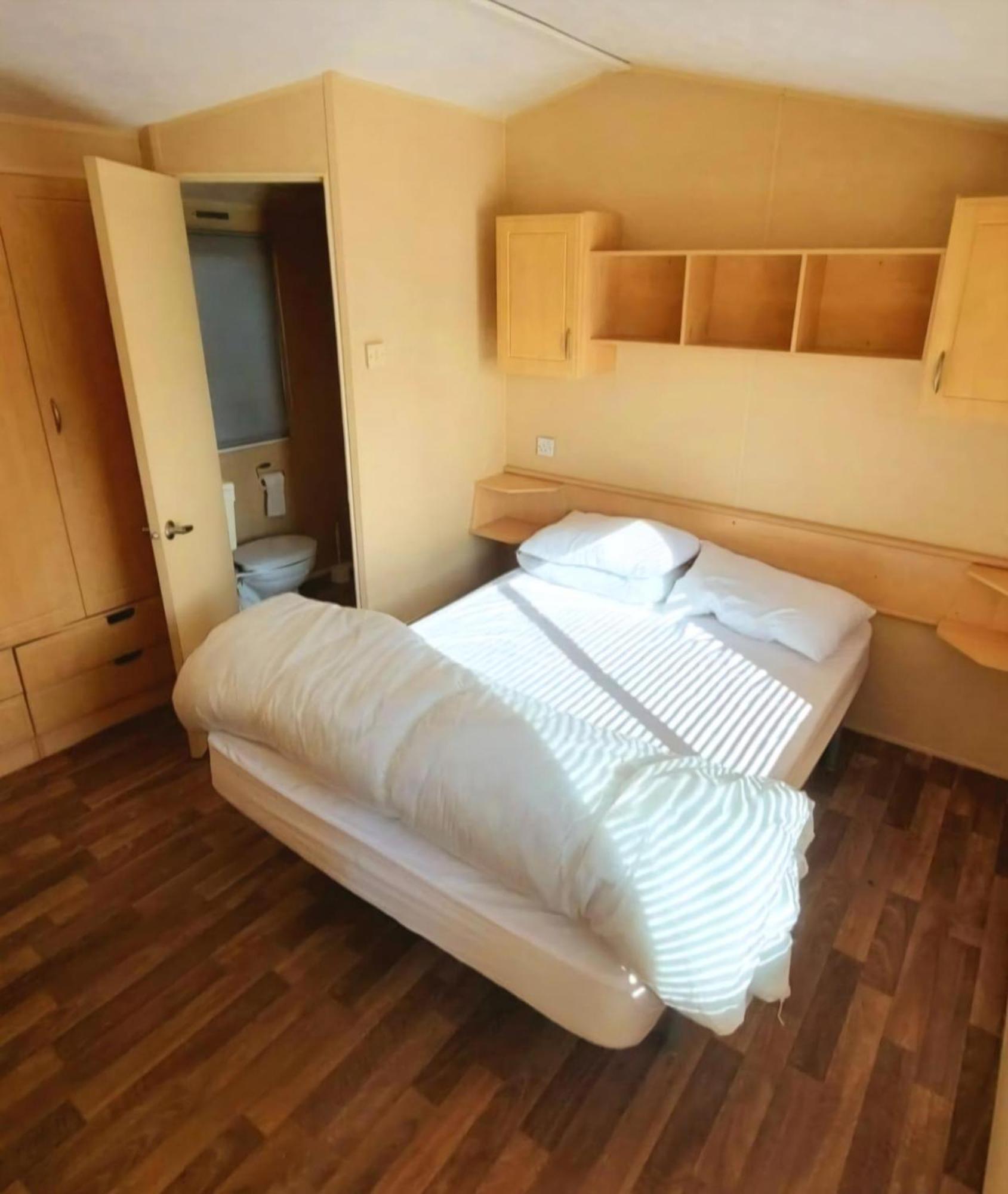 Homely 6 Berth Caravan At Steeple Bay In Essex Ref 36017D Southminster Exterior foto